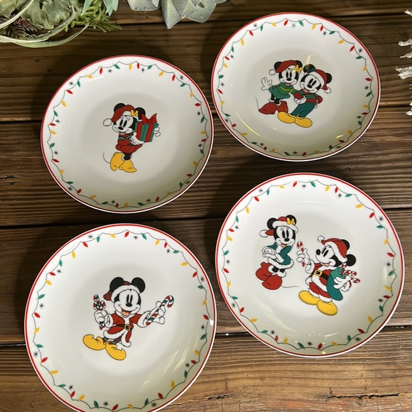 Disney Mickey Mouse and Minnie Mouse Holiday Plates, Set of 4 🎄 - Picture 3 of 13